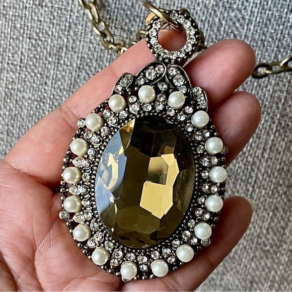 CHARMING CHARLIE | Vintage | Large Rhinestone Pendant Faux Seed Pearls Necklace - Picture 2 of 13